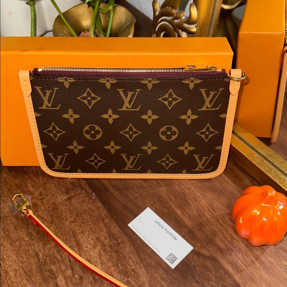 Louis Vuitton Monogram carryall pm wristlet - Picture 9 of 10